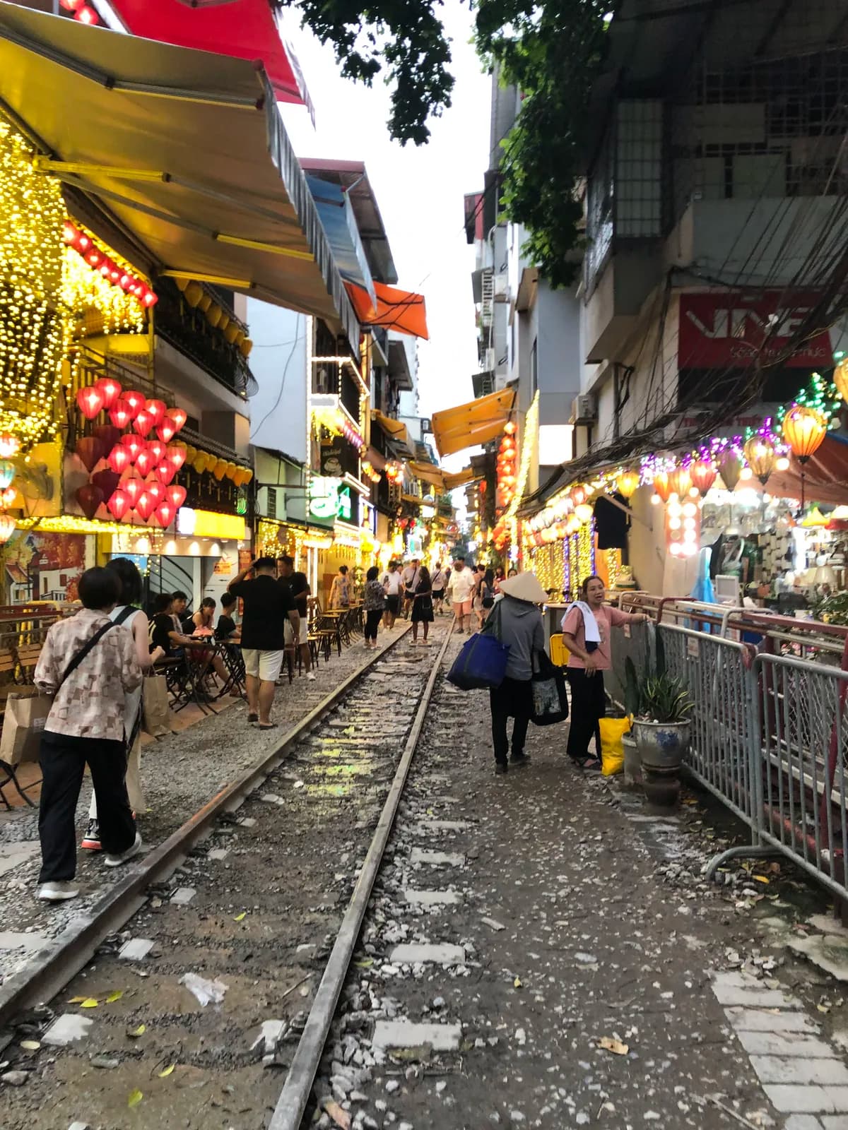 ハノイの線路沿いの街並み