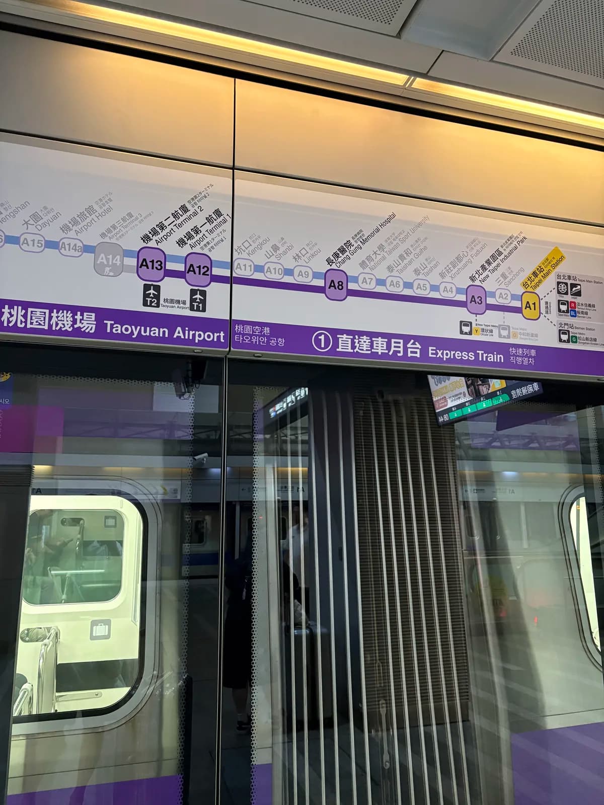 桃園空港へ向かうMRTのホーム