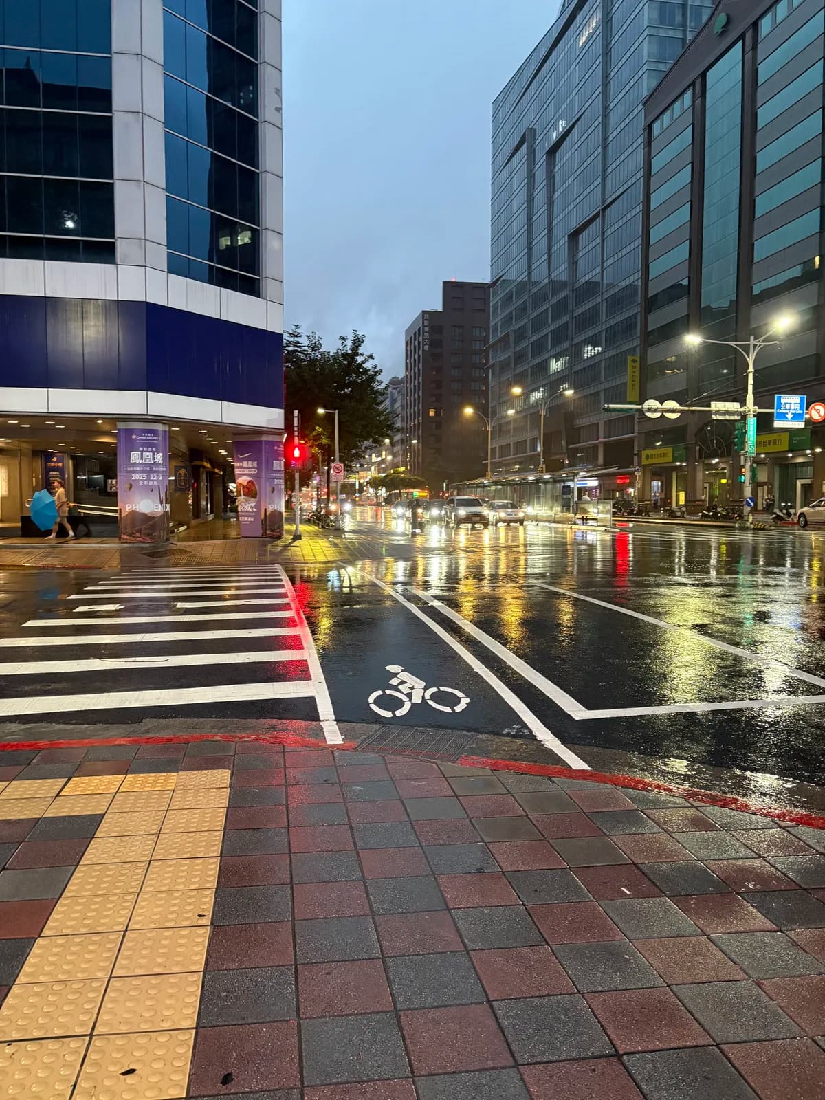 雨の夜の台北の交差点